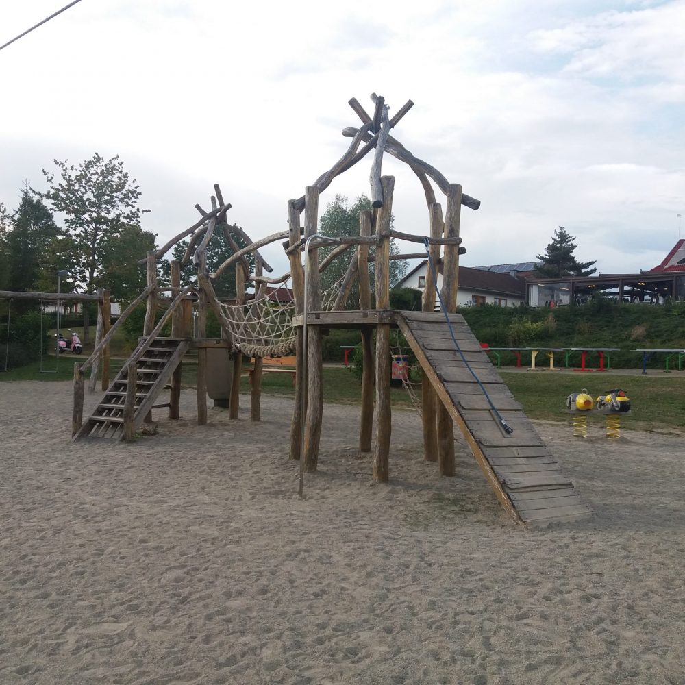 Gr.Spielplatz mit Wasser